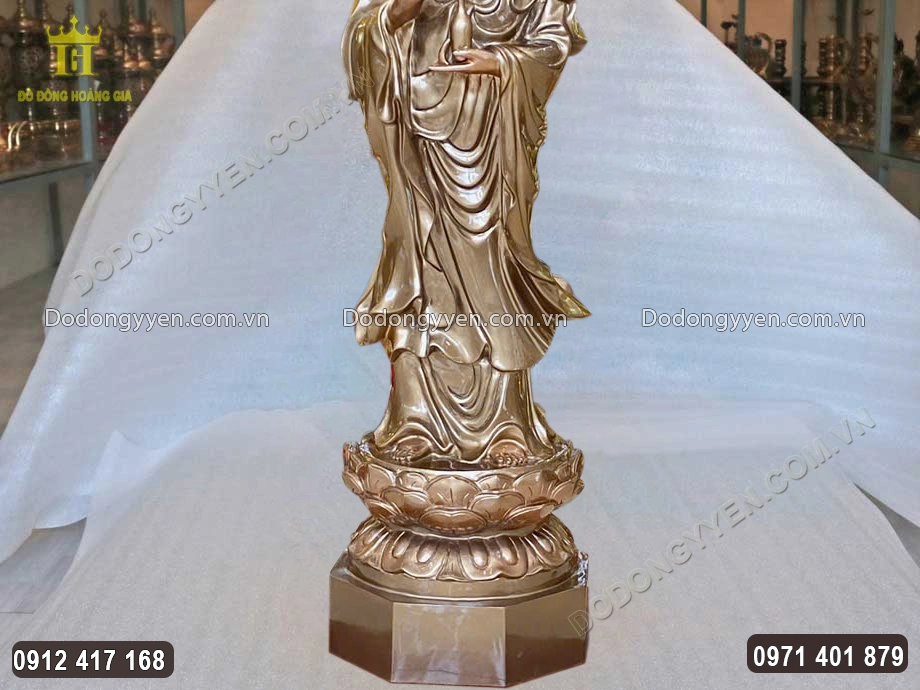Phật B&agrave; được đ&uacute;c theo d&aacute;ng đứng tr&ecirc;n đ&agrave;i sen